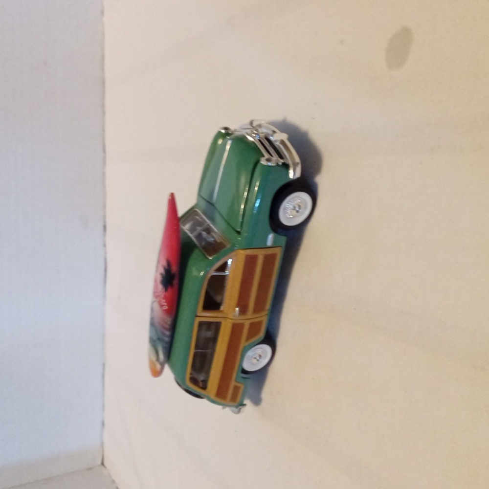 Ford 1949 Woody Wagon 1:38